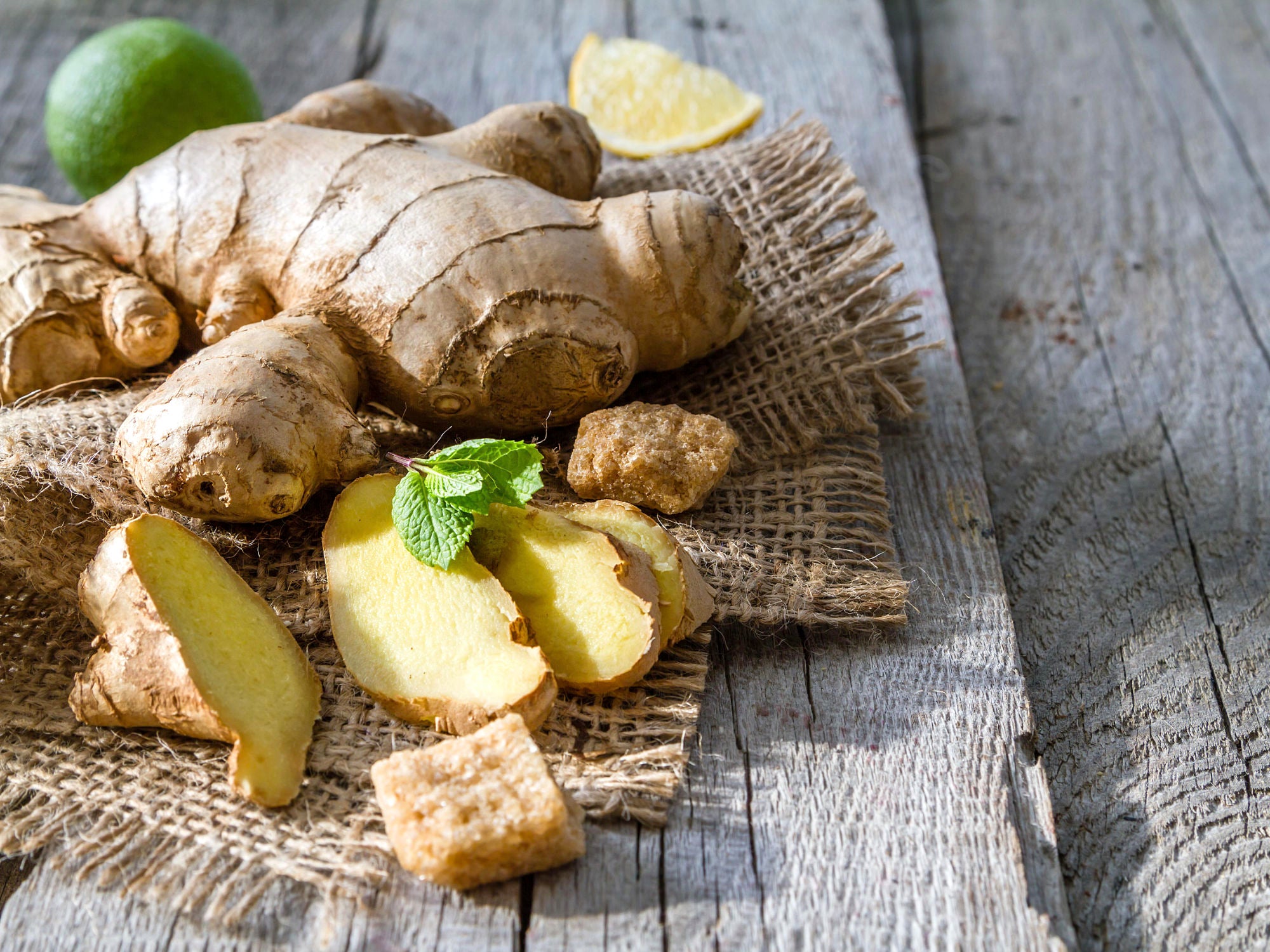 Water, lemon, ginger and Manuka honey: a detox drink