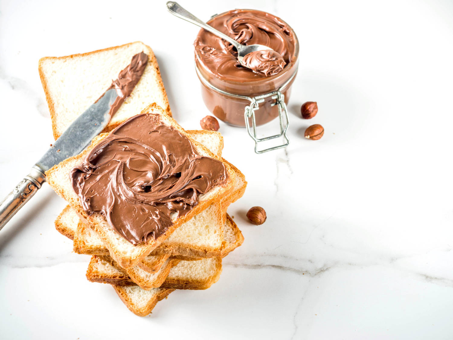 Hazelnut cream with coconut oil: delicious coconut-scented spreadable cream