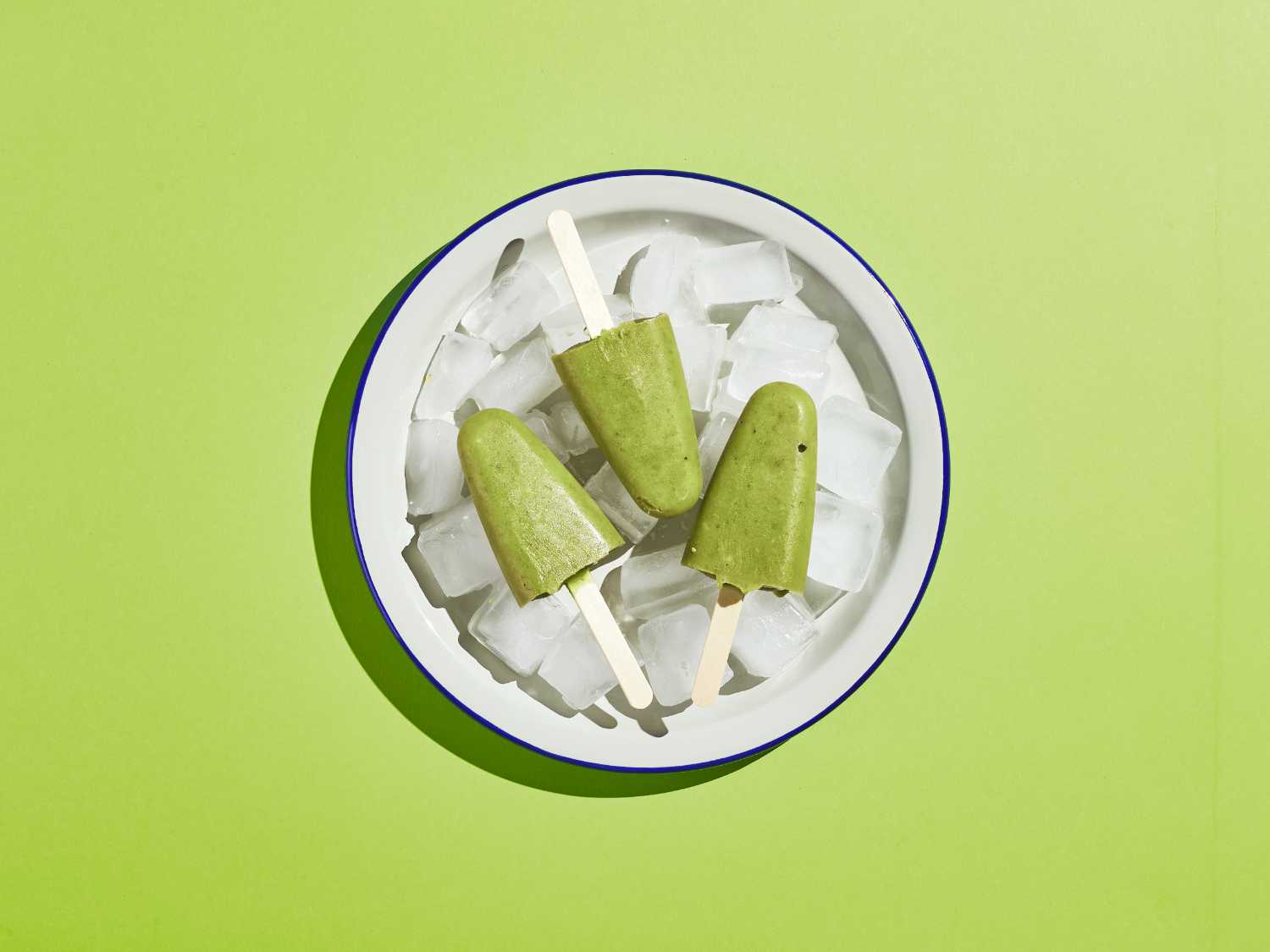 Matcha ice pops for a refreshing break