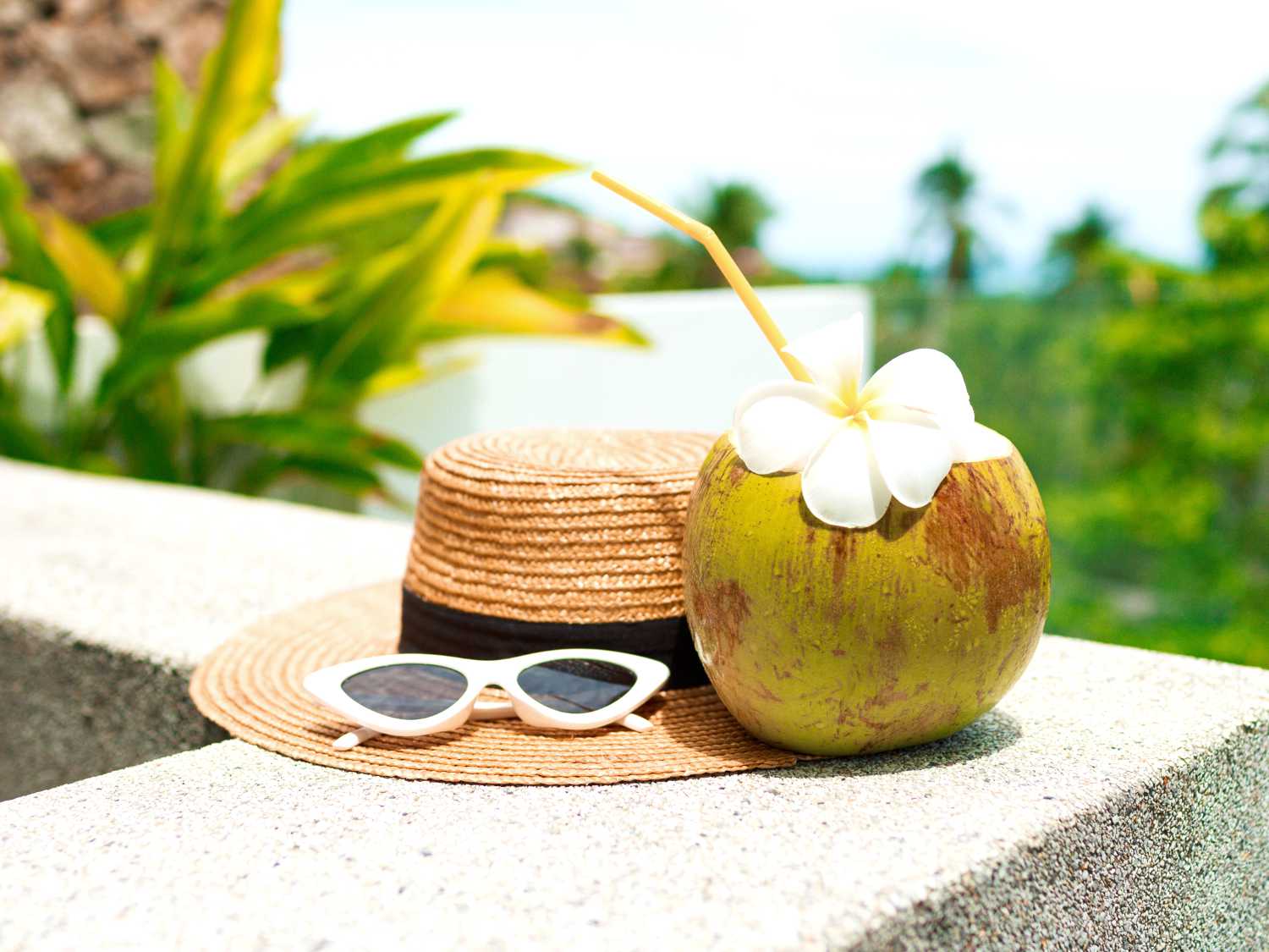 Coconut oil and sun, a natural product for the summer