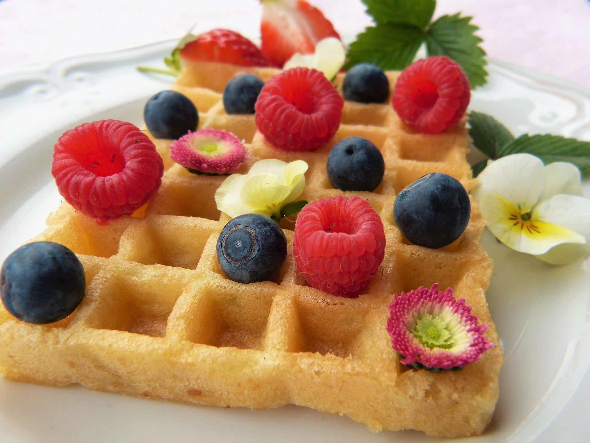 Edible flowers, beautiful and tasty dishes with edible flowers