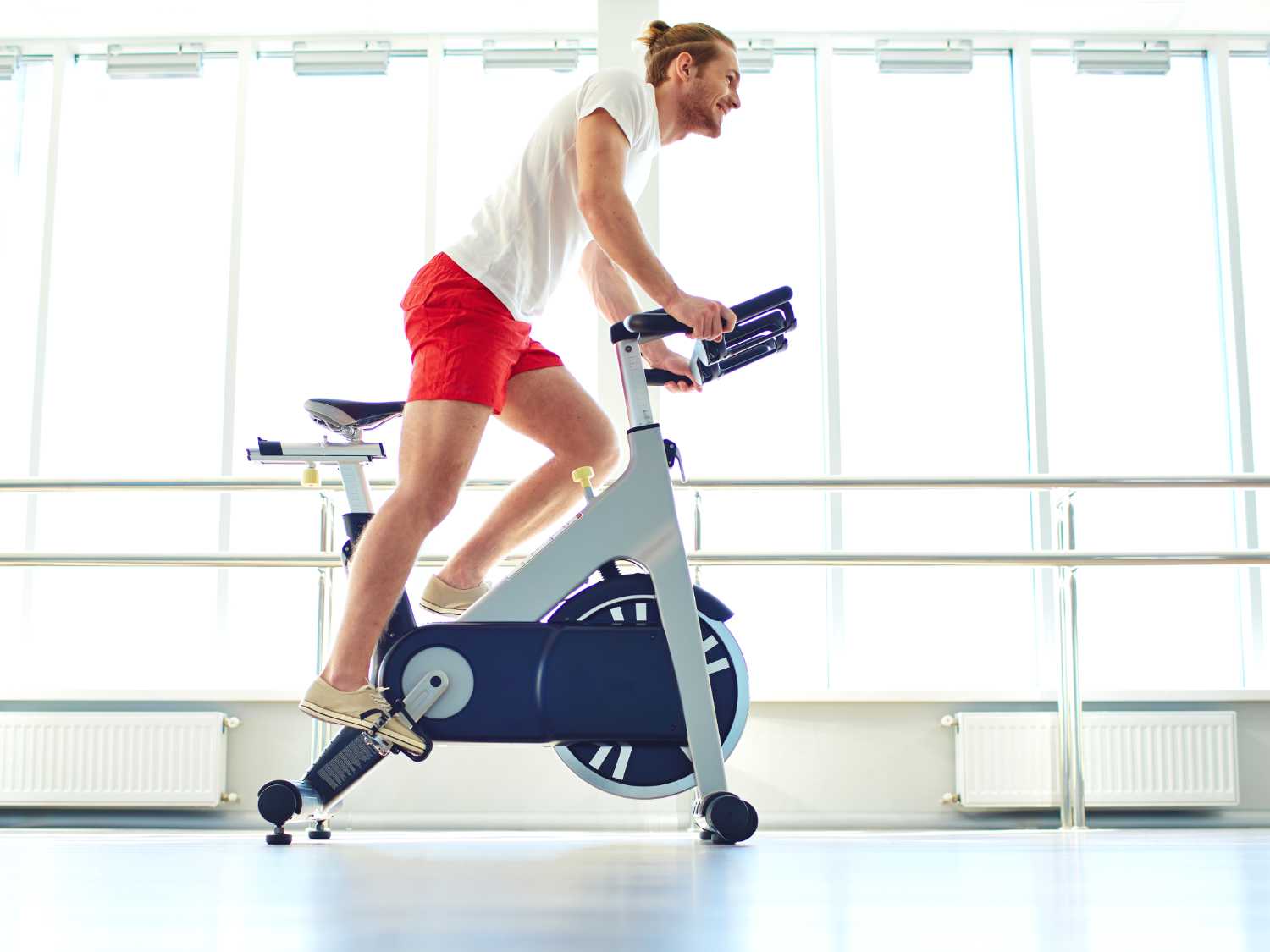 Spinning: what it is and how training indoor cycling is
